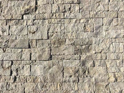 Piedras de pared caídas de piedra caliza beige